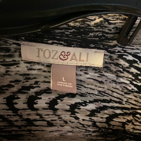 Roz & Ali pretty blouse Size Large w metallic thread in it. Spring wardrobe - Picture 6 of 6